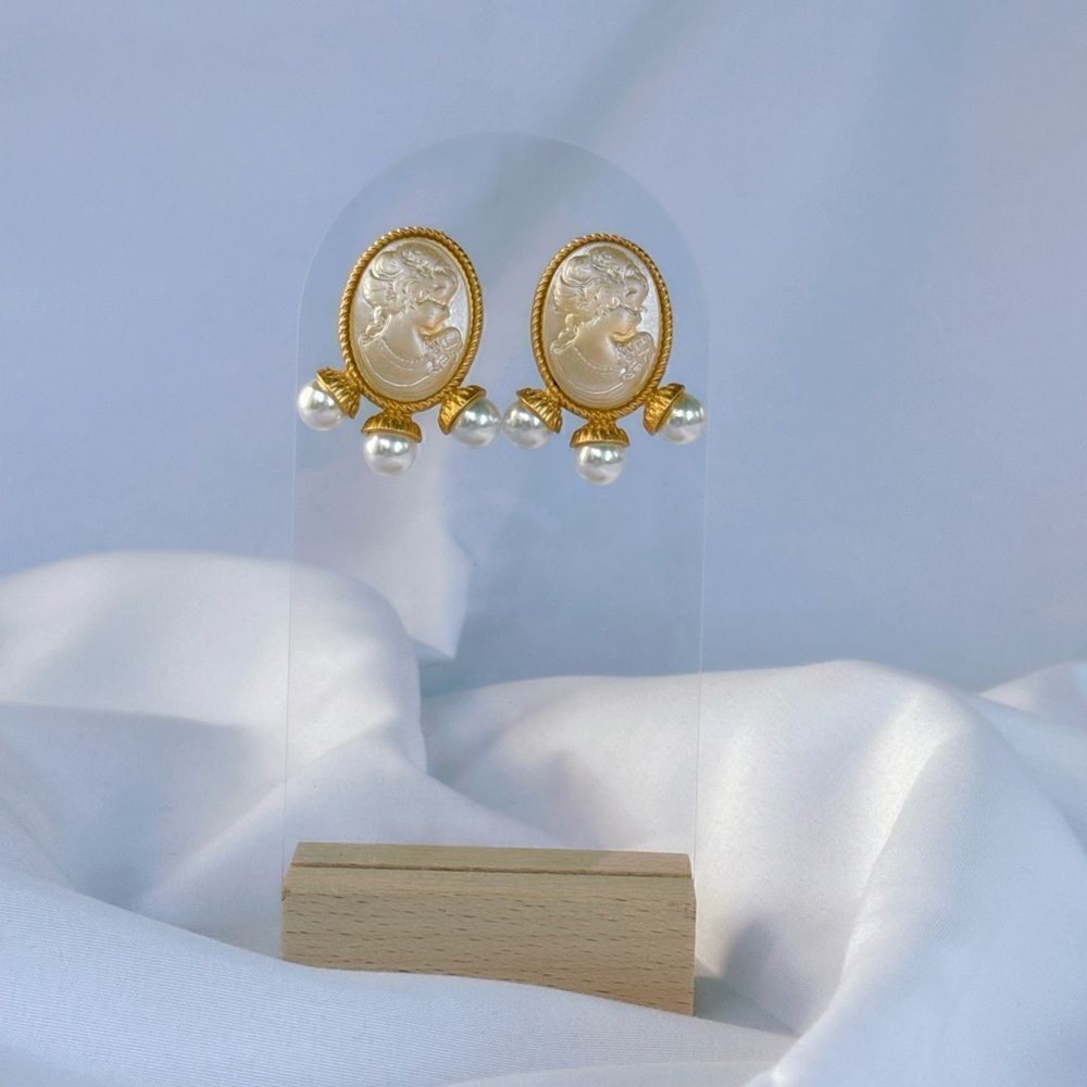 vintage style stud earring A156